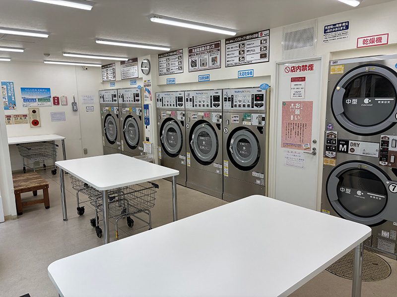 明るく清潔な店内環境